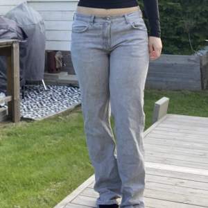 Säljer dessa gråa jeans från gina då dem inte kommer till användning längre. Bekväma att ha på sig. Midjemått ca 80cm. Innreben ca 75cm. 