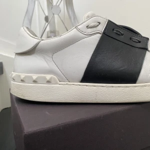 Valentino skor - Svarta valentino calfskin fint skick boxen följer med👍