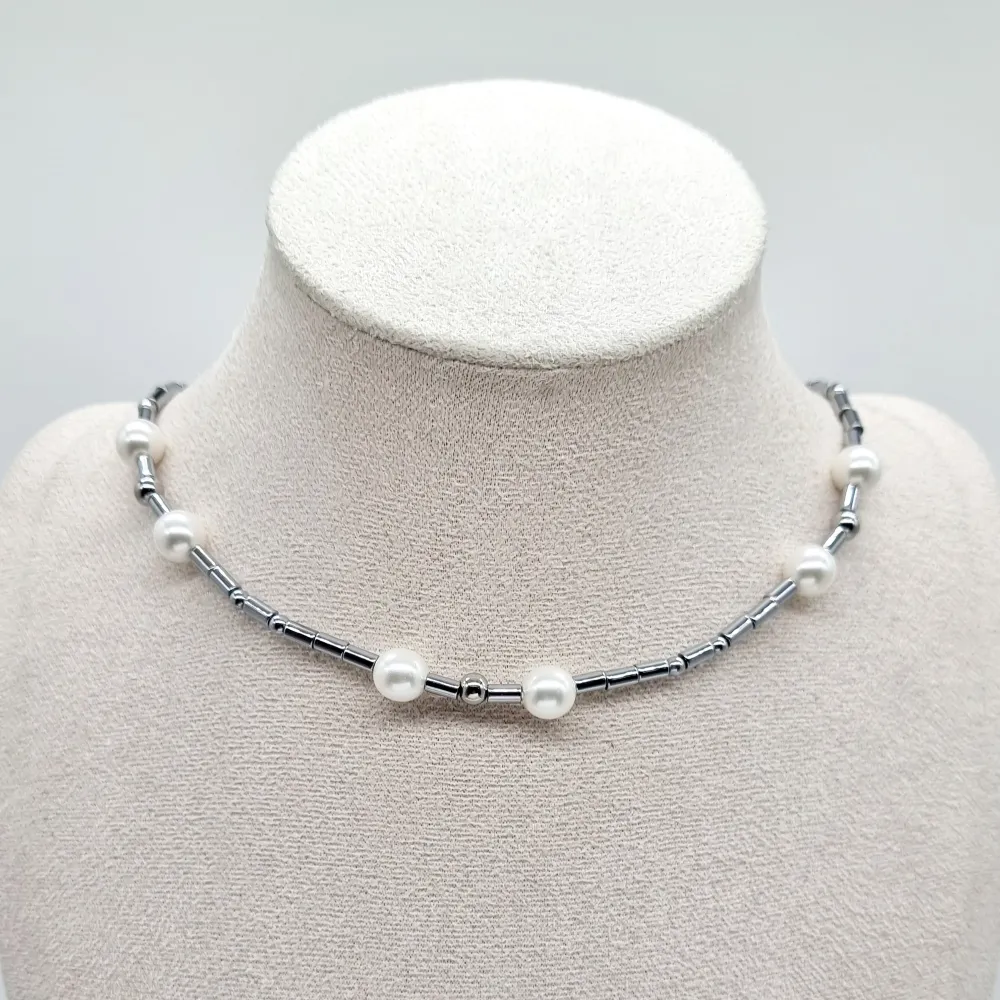 Unik handgjort halsband. Material-Mineral Hematit, glas pärlor, rostfritt stål. Nickel fri. Längd: 40cm+4cm. Accessoarer.