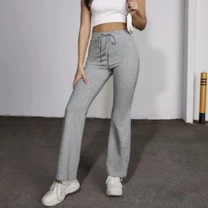 Grå byxor  - Säljer grå leggings/byxor då de aldrig kommit till användning. 💕💕