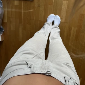 Beige Levis jeans - Insane snygga Levis jeans i Beige som är köpta i Paris!! Lågmidjade och långa (jag är 1.78) och sitter så snyggt både vad och fram🥰🥰 passar typ 36/38!