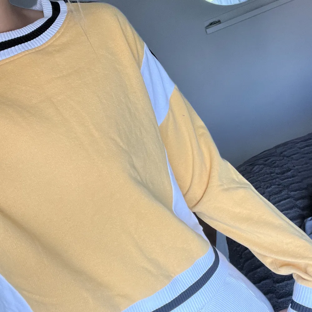 Rätt random men så snygg gul/svart/vit tröja från Hollister. SÅ SKÖN!!!. Tröjor & Koftor.