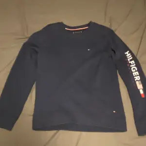 Säljer min marinblåa Tommy Hilfiger sweatshirt då jag växt ur den. Skick 8/10. Nypris 599