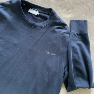 Calvin clein tröja - Fin marin blå calvin clein tröja