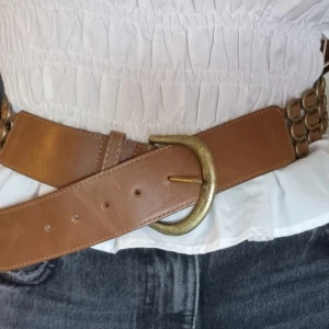 Y2k chunky boho bälte  - Brunt med detaljer i guldig metal 