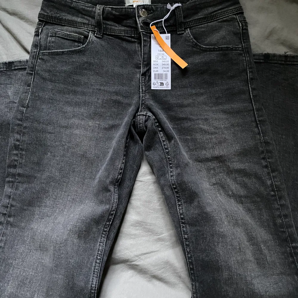 Säljer två likadana byxor, i två olika storlekar. Båda är helt nya, säljer pågrund av fel storlek. . Jeans & Byxor.