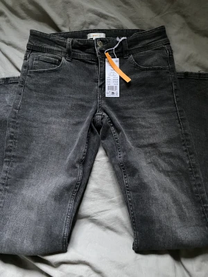 Byxor - Säljer två likadana byxor, i två olika storlekar. Båda är helt nya, säljer pågrund av fel storlek. 