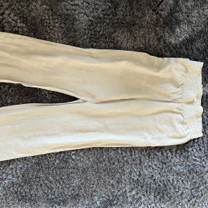 Långa raka linnebyxor H&M  - Långa raka linnebyxor från H&M. Helt nya, prislapp kvar! 