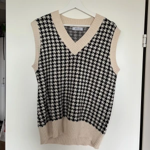 Stickad väst i hundtandsmönster - Stickad väst i hundtandsmönster one Size skulle säga S-L beroende på hur stor man vill att den ska vara. Använd endast en gång. Nypris 500kr köpt på Two angels i Göteborg 