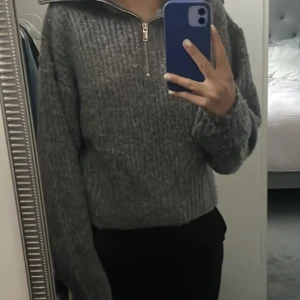 Tjocktröja  - Säljer en varm och mysig stickad tröja, då den inte kommer till användning. Den är ifrån Gina tricot i storlek S. Den är lite nopprig. Skriv för fler bilder.💗