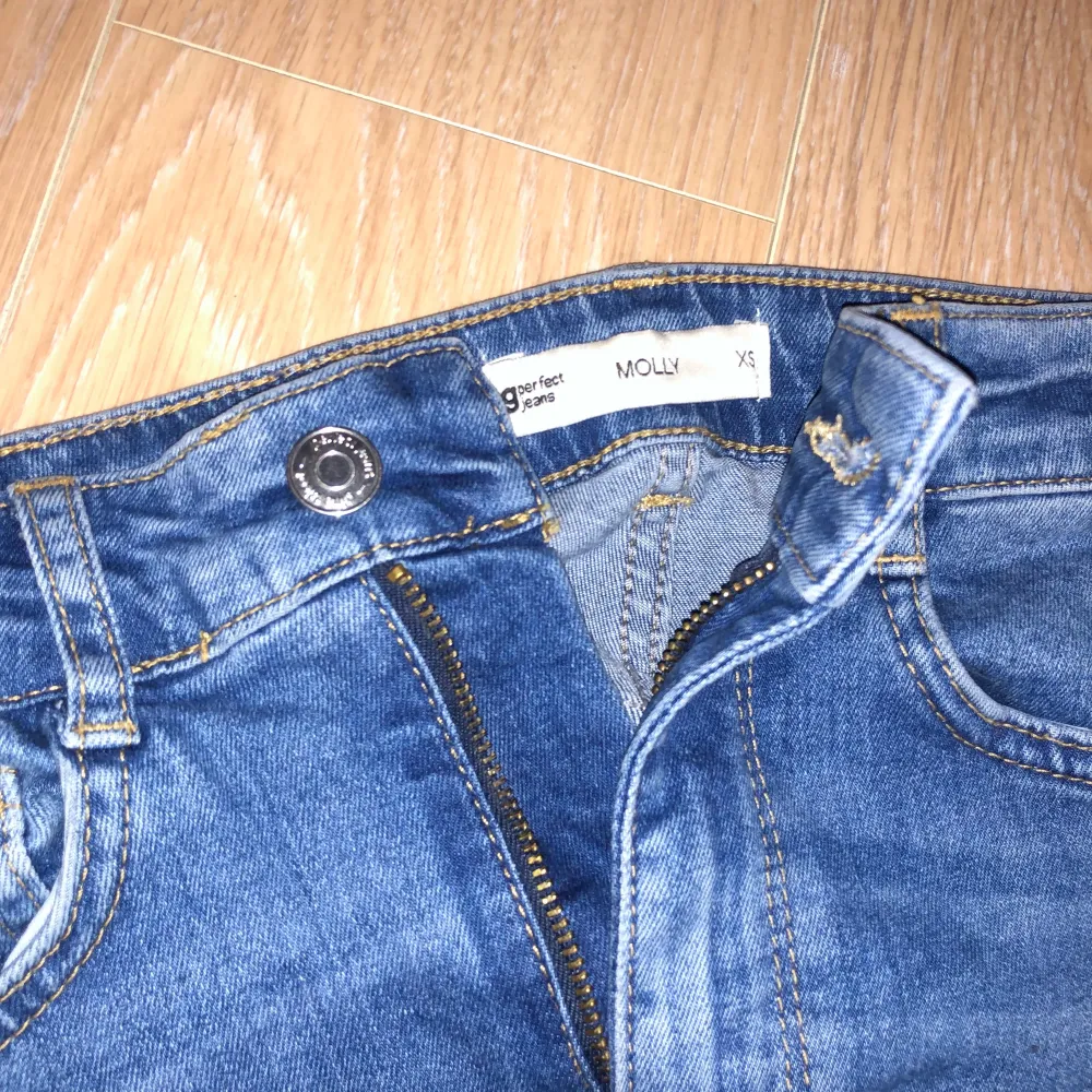 Blåa bootcut jeans med en liten slits nertill, passar Xxs & Xs Från Gina Tricot i bra skick Endast 50kr + frakt . Farkut & Housut.