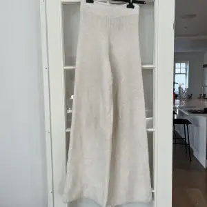 Säljer dessa sköna byxor från Gina Tricot🤍byxorna är långa och rymliga för sin storlek (vid fler bilder skriv)🤍Köp nu och få gratis frakt! Pris kan diskuteras. Alla kläder kommer självklart tvättas en extra gång innan leverans📦
