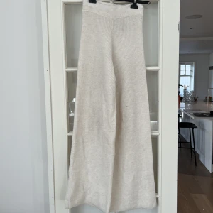 Maja Nilsson X Gina Tricot byxor  - Säljer dessa sköna byxor från Gina Tricot🤍byxorna är långa och rymliga för sin storlek (vid fler bilder skriv)🤍Köp nu och få gratis frakt! Pris kan diskuteras. Alla kläder kommer självklart tvättas en extra gång innan leverans📦