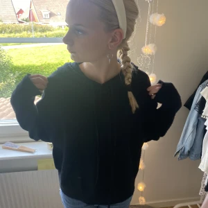 Stickad hoddie - Säljer denna super fina stickade hoddien. Jätte bra skick. Hör av er vid intresse💕