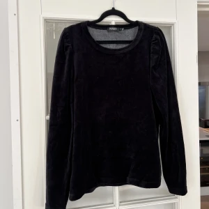 Sammets tröja från soaked - Säljer min sammet tröja från soaked på grund av att jag inte använder den🖤Köp nu och få gratis frakt! Pris kan diskuteras. Alla kläder kommer självklart tvättas en extra gång innan leverans📦