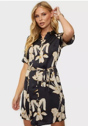 OBJECT Flower dress - Klänning från Object Collectors Item Gjord i satin Knäppning framtill Kortärmad modell Uppvikta ärmar Band i midjan Material: 57% Polyester, 43% Polyester