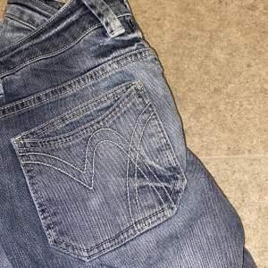 Fina lågdmidjade jeans. Säljer dom för jag aldrig använder dom. Bra skick!!