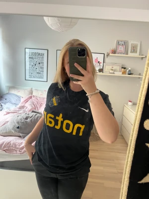 Aik tröja - Jag säljer min match liknande tröja från Nike/ aik shopen. Den kommer sällan till användning och vill därför att någon annan bär denna snygga tröja! 