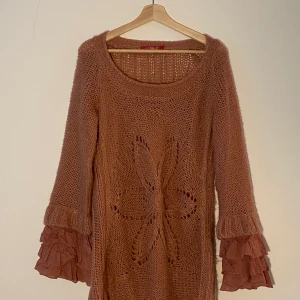 Stickad tröja  - Jättesöt vintage stickad tröja i en gammelrosa färg med blommönster och volanger på ärmarna. Från märket Cream 💘🌸🎀🌺