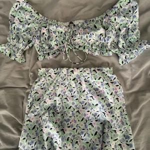 Blommigt set - Jättefint blommor det som jag endast använt en gång från Gina Tricot. Kjolen är storlek 36 och toppen 38😇 Hela settet: 300kr En del: 200kr