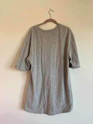 T-shirtklänning - Oanvänd T-shirtklänning från bikbok. Storlek XS, perfekt skick