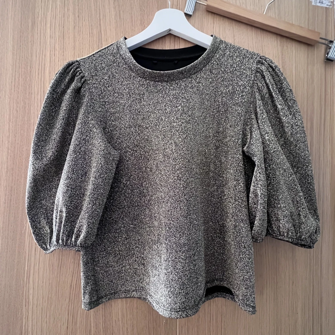 Guldklittrig tröja med ballongärm 