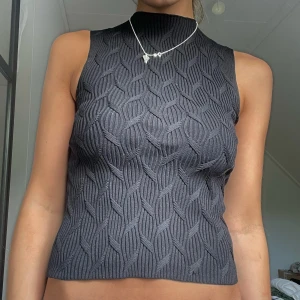 Topp - Topp från zara. Super skön och bra passform, inga slitningar eller liknande😊