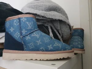 Intressekoll LV Uggs boots - Äkta fårskinn + ull, fint skick. Stl 35-36