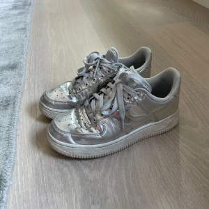 Air force 1 i silver ganska slitna så säljer billigt! 👟💕