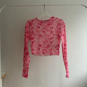 Mesh topp  - Rosa mesh topp med en massa hjärtan. Aldrig använt, genomskinlig 