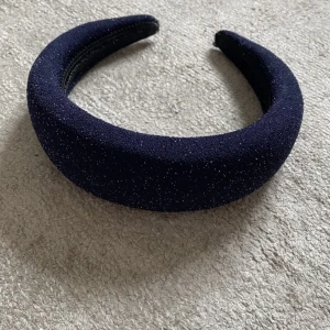 Marinblått glittrigt diadem - Lägger ut igen pga av oseriös köpare