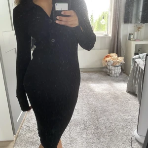 Stickad klänning  - Hej! Säljer min fina stickade klänning från  GinaTricot! Den ä använd fåtal gånger och är i storlek M. Säljer den då den inte kommit till användning, den har fina detaljer med knappar, snygg krage och armar💗💗