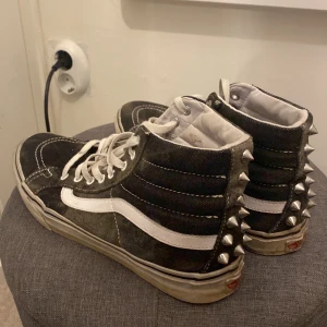 Vans med nit detaljer - Höga Vans med nit detaljer längst bak. Ganska väl använda med fortfarande snygga! 