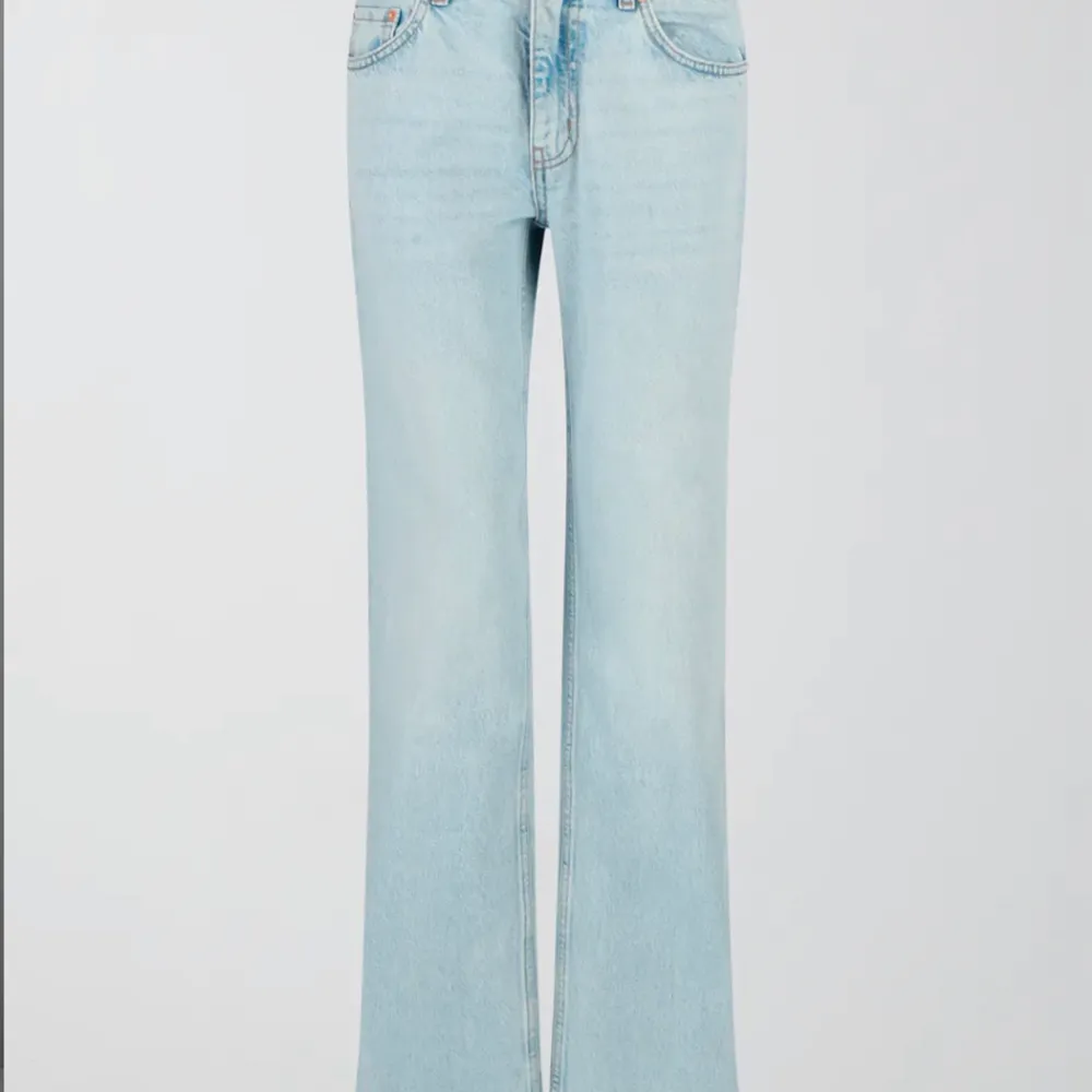 Hej! Nu söker jag min super snygga, raka jeans från Gina Tricot! Dom är knappt använda då dom inte passar! 💘Pris kan diskuteras, frakt ingår ej. Jeans & Byxor.