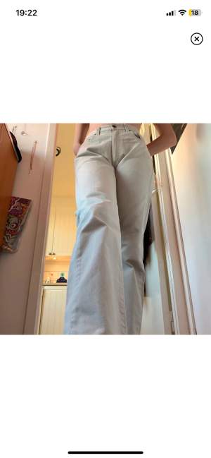 Ett pr jättefina vintage Levis byxor! Första bilden är från förra säljaren men eftersom de var lite för små för mig har jag knappt använt dem sedan de köptes! Jag är 175cm lång och de är bra i längden!