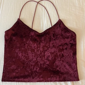 Linne - Sött vinrött linne med korsade band i ryggen. I gott skick. Kolla in min sida, jag säljer just nu flera andra söta linnen🤍 Skriv privat om ni har frågor☺️