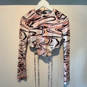 Möstrig topp - Rensar ut min garderob för saker jag inte använder. För mer frågor, bara och skicka iväg ett meddelande!😋 (Frakt varierar storleken på plagget)