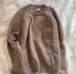 Stickad tröja - Säljer denna stickade, trendiga tröjan från zara! Mycket bra skick. Säljs då den inte passade mig. Storlek S men skulle säga att den är liten i storleken. Köpare står för frakt. Skriv gärna vid intresse eller eventuella frågor.