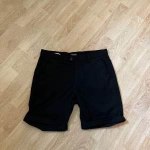 Svarta cargo shorts i mjukt skönt tyg från jack and jones