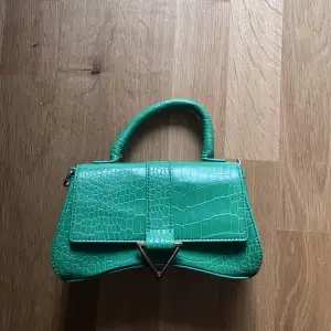grön mini väska inköpt från ASOS. aldrig använd. fint skick