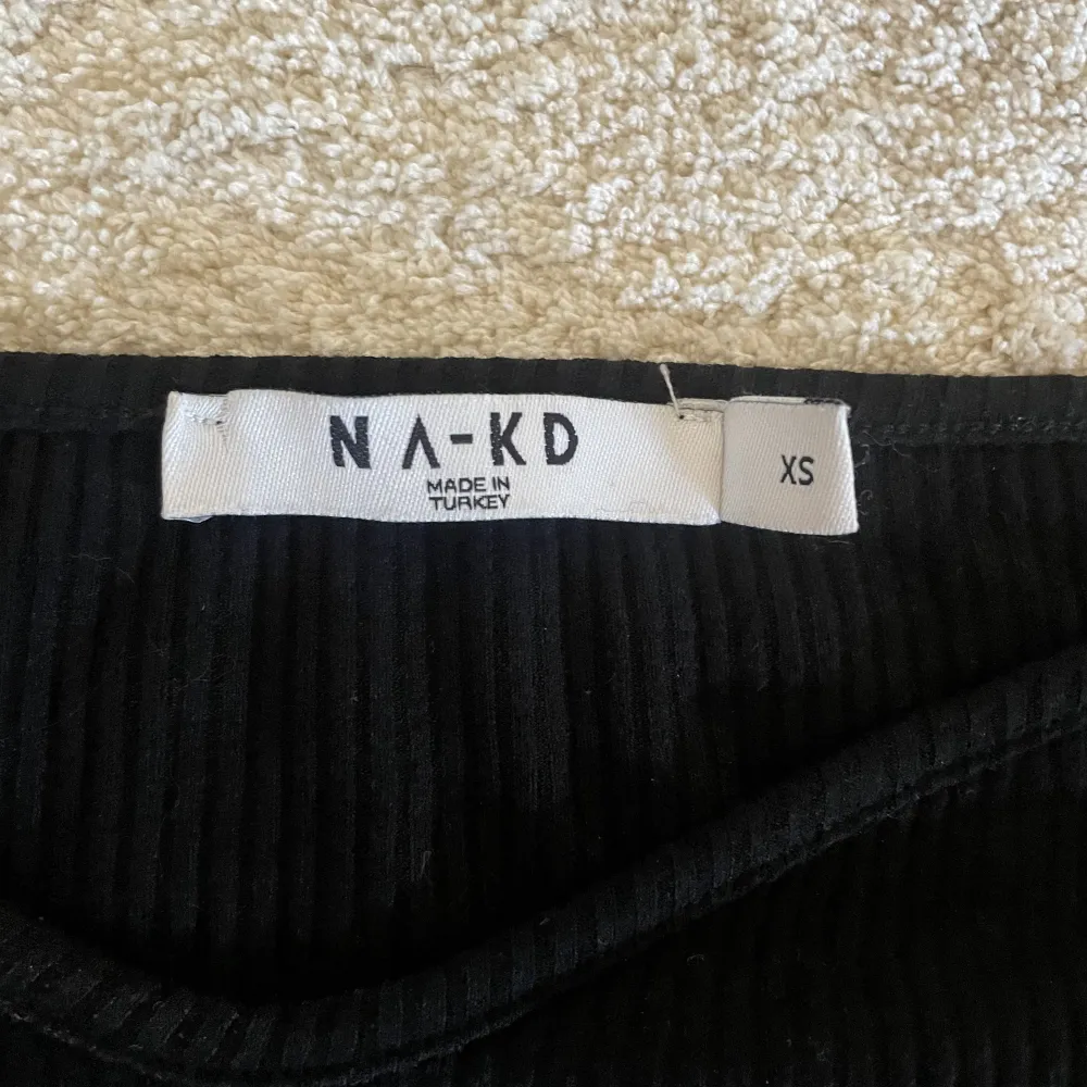 Säljer denna jättefina svarta tröja från na-kd för att den är tyvärr lite får stor för mig! Nästan aldrig använd 💞. Toppar.
