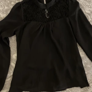 Svart skjorta  - Svart skjorta fick den present fast den är liten på mej går inte att lämna tbx