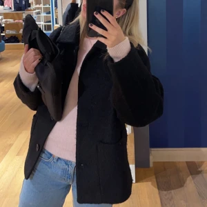 Kappa - Svart kappa från monki som är sparsamt använd🫶🏼 Storlek XS men passar även S/M då den är lite större i storleken