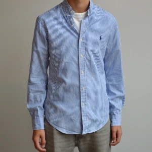 Ralph Lauren - Blåvit randig Ralph Lauren skjorta i mycket fint skick. Storlek Small. Skriv vid eventuella frågor. Egna bilder ej från hemsida.