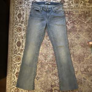 Söta ljusblå bootcut jeans från Levis. Modell 715 i storlek W26 L32💖(Perfekt skick) Midjemått 37cm, Innerbenslängd 75cm