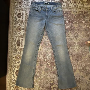 Levis bootcut jeans - Söta ljusblå bootcut jeans från Levis. Modell 715 i storlek W26 L32💖(Perfekt skick) Midjemått 37cm, Innerbenslängd 75cm