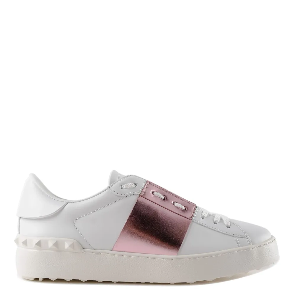 Valentino sneakers i storlek 39. Självklart äkta. Är i ny skick. Fråga om fler bilder mm💕. Skor.