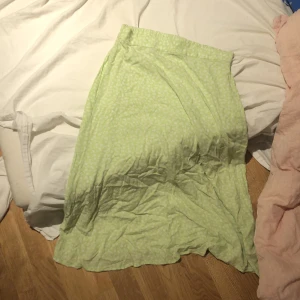 Blommig kjol -  blommig kjol från monki storlek S bra att ha på sommaren är väldigt skön att ha på sig