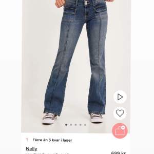 Bootcut jeans med fickor där fram, har inte fått användning för jeansen och därför säljer jag dem❤️ Kostar 699 på Nelly