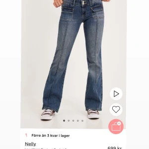Low Waist Bootcut Pocket Jeans💕 - Bootcut jeans med fickor där fram, har inte fått användning för jeansen och därför säljer jag dem❤️ Kostar 699 på Nelly